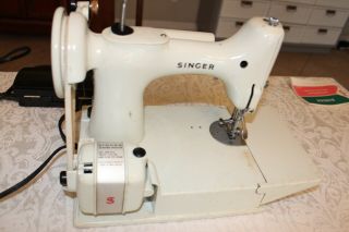 VINTAGE SINGER FEATHERWEIGHT PORTABLE ELECTRIC SEWING MACHINE MODEL 221K 2