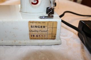 VINTAGE SINGER FEATHERWEIGHT PORTABLE ELECTRIC SEWING MACHINE MODEL 221K 5