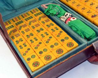 Antique MAHJONG Set Mah Jong Jongg Two Tone Wafer Bakelite Tiles & Leather Case 10