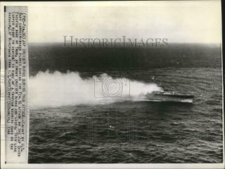 1944 Press Photo World War Ii - Japanese Cruiser Burns After Attack At Truk