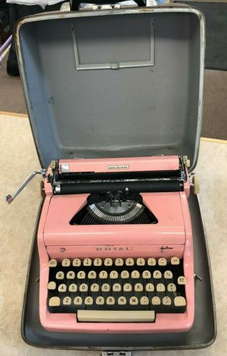 Vintage 1950’s Pink ROYAL QUIET DE LUXE Typewriter & Case Bubblegum Pink 2