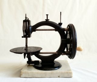 Antique Little Wanzer Sewing Machine Rare Early Circa 1868 R.  M.  Wanzer Canada