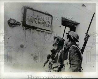 1941 Press Photo Australian Soldiers Looking At Main St Plaque In Bardia,  Libya