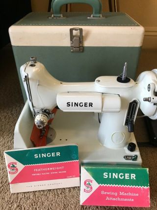 VINTAGE SINGER FEATHERWEIGHT PORTABLE ELECTRIC SEWING MACHINE - MODEL 221 - 2