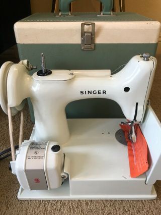 VINTAGE SINGER FEATHERWEIGHT PORTABLE ELECTRIC SEWING MACHINE - MODEL 221 - 3