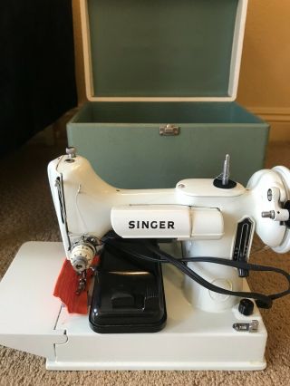 VINTAGE SINGER FEATHERWEIGHT PORTABLE ELECTRIC SEWING MACHINE - MODEL 221 - 4