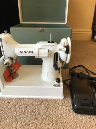 VINTAGE SINGER FEATHERWEIGHT PORTABLE ELECTRIC SEWING MACHINE - MODEL 221 - 5