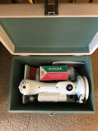 VINTAGE SINGER FEATHERWEIGHT PORTABLE ELECTRIC SEWING MACHINE - MODEL 221 - 8