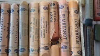 Vintage Rembrandt Grumbacher Pastels In Wooden Case With Cantilevers 6