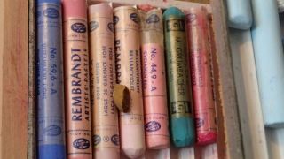 Vintage Rembrandt Grumbacher Pastels In Wooden Case With Cantilevers 7