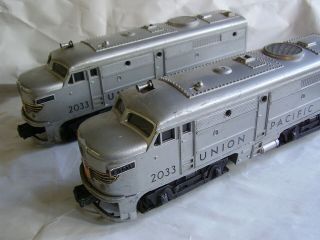 Vintage Lionel Union Pacific Passenger Car Set,  2033,  Silver,  Illuminated,  Nrs