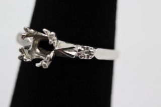 Fancy Vintage 10k White Gold Flower Solitaire Engagement Mount For 2/3ct Diamond