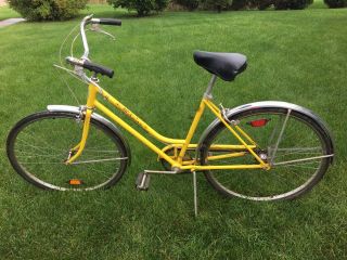 Vintage 1974 Schwinn Breeze - Kool Lemon 3 Speed 26” Womans Bicycle