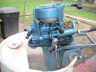 VINTAGE CLASSIC ANTIQUE OUTBOARD 1956 EVINRUDE 5.  5 HP FISHERMAN TUNED FRESHWATER 5