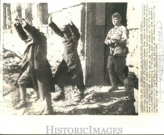 1943 Press Photo Russian Soldier Escorts Surrendered German Soldiers,  Stalingrad