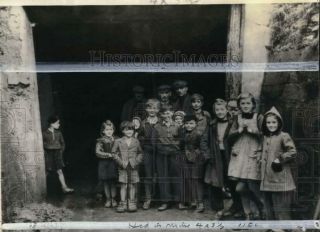 1944 Press Photo Young German Evacuees Hiding In Mine,  Germany