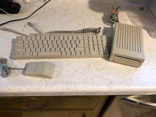 Vintage Apple Bus Keyboard 658 - 4081 And Mouse G5431 And Apple 3.  5 Drive A9m0106