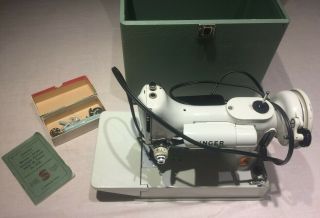 Vintage Singer White 221K Featherweight Sewing Machine & Green Case 3