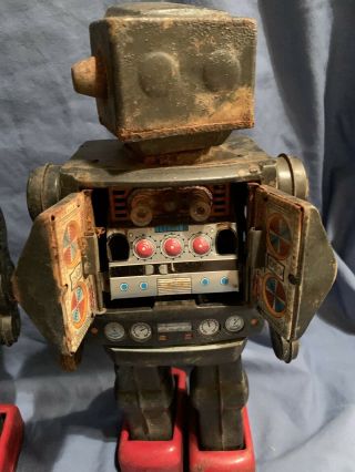 VINTAGE MADE IN JAPAN TIN FIGHTING SPACE MAN ROBOT BATTERY OPERATED PAIR 7