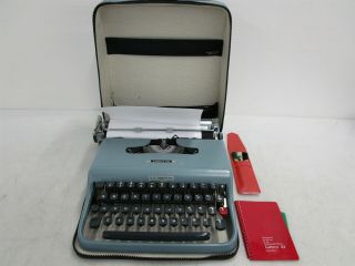 Vintage Underwood Olivetti Lettera 22 Portable Typewriter W Case