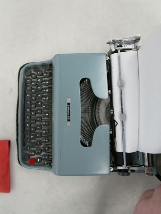 Vintage Underwood Olivetti Lettera 22 Portable Typewriter w Case 3