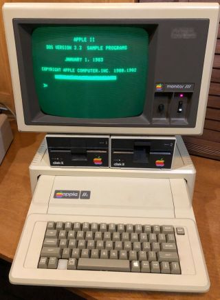 Vintage Apple Iie Personal Computer A2s2064 W/ Monitor A3m0039 & Floppy Drives
