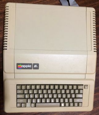 Vintage Apple IIe Personal Computer A2S2064 W/ Monitor A3M0039 & Floppy Drives 4