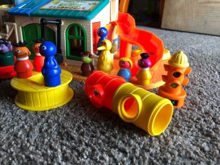 Vintage 1976 Fisher - Price Sesame Street Clubhouse 937 Little People Play Family 3
