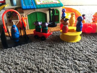 Vintage 1976 Fisher - Price Sesame Street Clubhouse 937 Little People Play Family 4