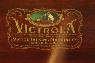 Vintage Victrola Victor Talking Machine Company 1906,  2 Tubs Of Records