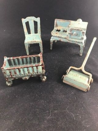 4 Pc Antique Doll House Furniture - Cast Iron - Kilgore? Sally Ann Sweeper