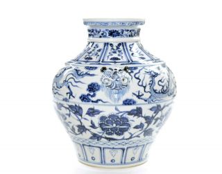 A Rare Chinese Blue and White Porcelain Jar 2