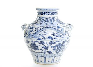 A Rare Chinese Blue and White Porcelain Jar 3