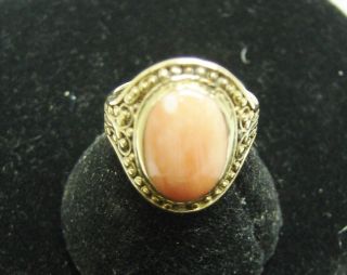 Vintage 14k Gold Ladies Ornate Ring Oval Coral Stone Sz 5.  5 G53 - T