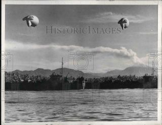 1943 Press Photo Barrage Balloons At Bougainvillenprotect Lsts Unloading