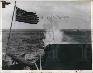 1944 Press Photo Japanese Bomb Miss Us Pacific Fleet Essex Carrier