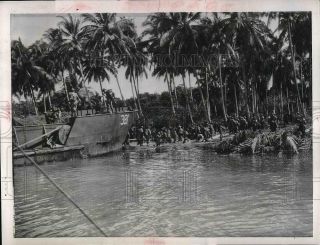 1944 Press Photo American Troops Land In Guniea
