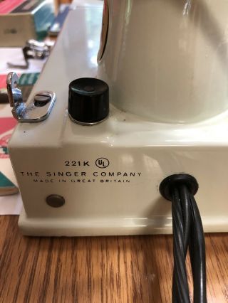 Vintage Singer Feather Weight White 1964 221K sewing machine,  access.  Exc cond. 11