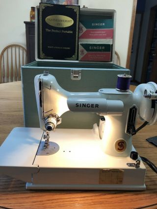 Vintage Singer Feather Weight White 1964 221K sewing machine,  access.  Exc cond. 2