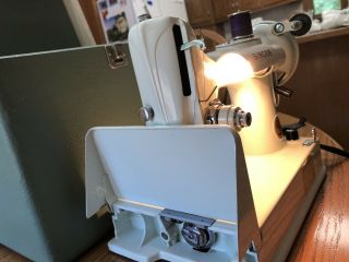 Vintage Singer Feather Weight White 1964 221K sewing machine,  access.  Exc cond. 4
