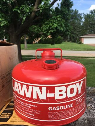 VINTAGE LAWN - BOY OMC 2.  5 GALLON STEEL VENTED GAS CAN,  PN: 610759 2
