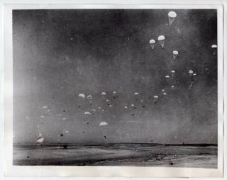 1941 Special Air Service Paratrooper Training Middle East News Photo