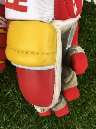 vintage LOUISVILLE TPS hockey gloves - leather - Calgary Flames retro colors NHL 3