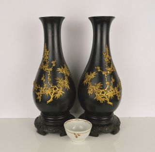 A LARGE FOOCHOW LACQUER VASES WITH RAISED GILDED DECORATION 2