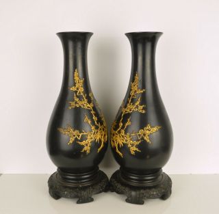 A LARGE FOOCHOW LACQUER VASES WITH RAISED GILDED DECORATION 5