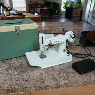 White Vintage Singer Featherweight 221 K Sewing Machine With Case And Foot Pedal 8