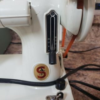 White Vintage Singer Featherweight 221 K Sewing Machine With Case And Foot Pedal 9