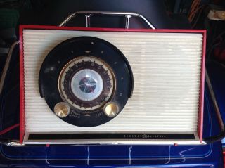 GE atomic symbol vintage kitchen radio.  Red case off white front 4
