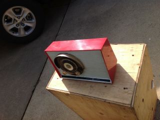 GE atomic symbol vintage kitchen radio.  Red case off white front 5