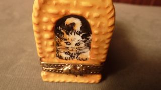 VINTAGE HAND - PAINTED ARTIST SIGNED CAT IN CARRIER - LIMOGES FRENCH PORCELAIN BOX 2